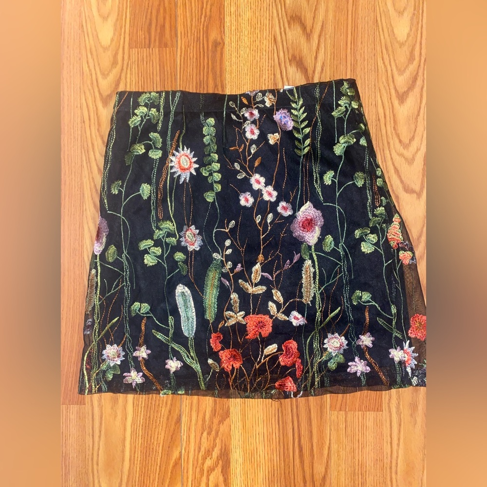 Lace floral detail black skirt